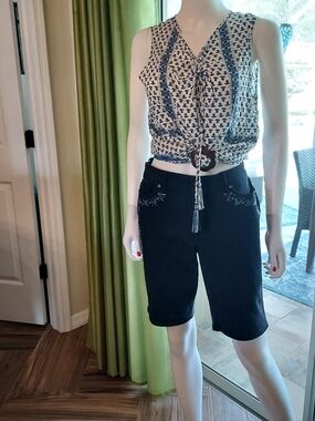 Navy Bermuda Shorts w Embroidered & Embellished Pockets. Ladies Sz. 8. NWOT.